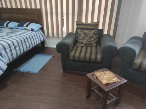 uma sala de estar com um sofá e uma cadeira em Estudio em La Paz