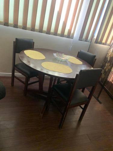 uma mesa de jantar com quatro cadeiras à volta em Estudio em La Paz