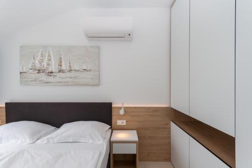 Postel nebo postele na pokoji v ubytování Supreme Apartment Miramare with Sea View