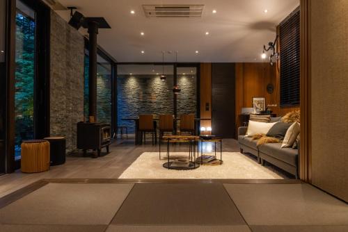 輕井澤的住宿－La Maison Karuizawa，客厅配有沙发和桌子