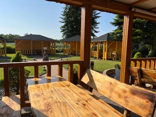 un banco de madera en una terraza con algunas casas en Eventhaus Schamin en Erpen