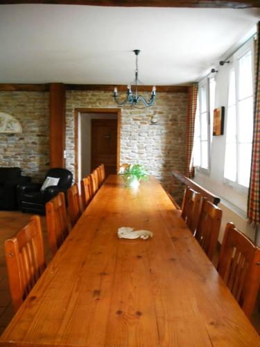 un chat allongé sur une table en bois dans une pièce dans l'établissement Le grand large 1, à Coulogne