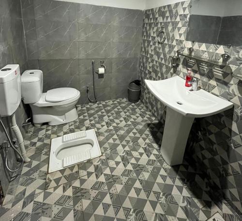 La salle de bains est pourvue de toilettes et d'un lavabo. dans l'établissement Rafsal A Countryside Cottage, à Skardu