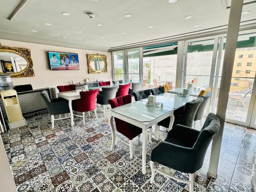 a dining room with a table and chairs at Grand Hurriyet Hotel in Istanbul