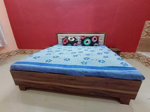 a bed with a blue comforter in a bedroom at OYO Flagship Hari Castle in Kānpur
