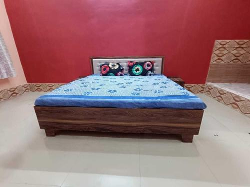 łóżko w pokoju z czerwoną ścianą w obiekcie OYO Flagship Hari Castle w mieście Kanpur