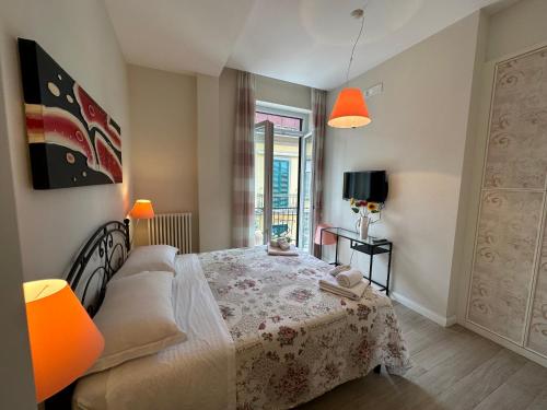 ein Schlafzimmer mit einem Bett und einer Couch in der Unterkunft Domus Luca - Central Rooms in the Heart of Naples in Neapel