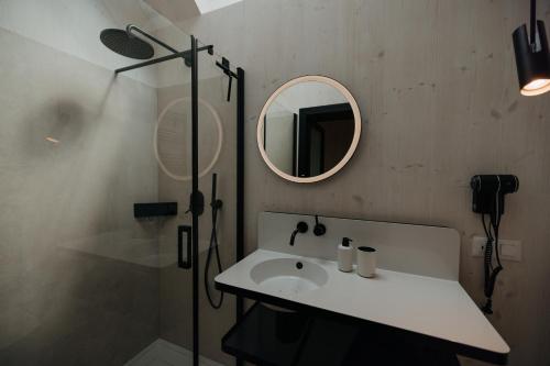 ein Bad mit einem Waschbecken und einem Spiegel in der Unterkunft Cabin28 in Lubmin