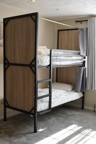 キラーニーにあるSlieve Bloom Manor Hostelの二段ベッド2台とクローゼットが備わる客室です。