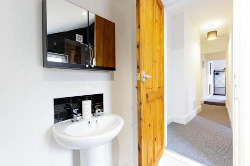 a bathroom with a sink and a mirror at Free Parking Contractors Leisure Great Location in Lincolnshire