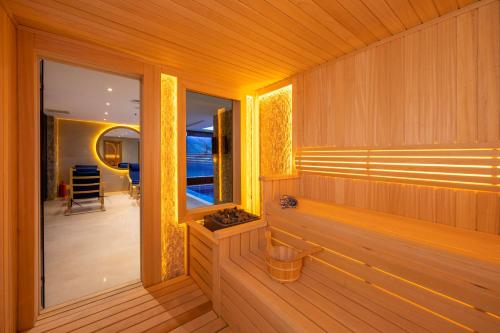 uma sala com um corredor de madeira com uma janela em Freya Hotel em Istambul