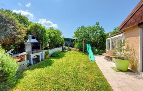 une cour arrière avec une aire de jeux avec un équipement de jeu dans l'établissement Gorgeous Home In Francheville With Wifi, à Francheville