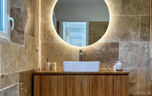 La salle de bains est pourvue d'un lavabo et d'un miroir. dans l'établissement Stunning Home In Sainte Maxime With 3 Bedrooms, Wifi And Swimming Pool, à Sainte-Maxime