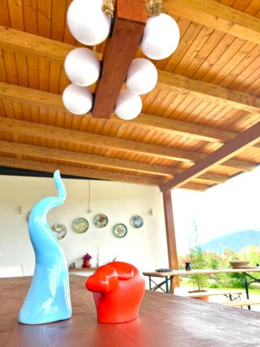 two vases sitting on top of a wooden table at Cento Giorni B&B Costa Paestum in Capaccio-Paestum