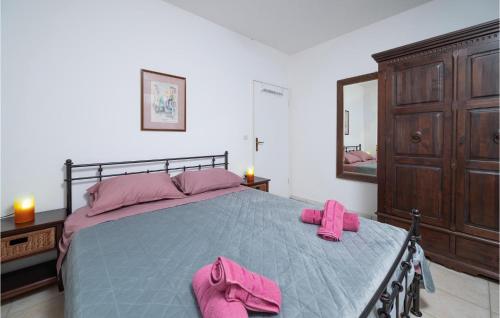 - une chambre avec un lit et des serviettes roses dans l'établissement Beautiful Home In Labin With Wifi, à Labin