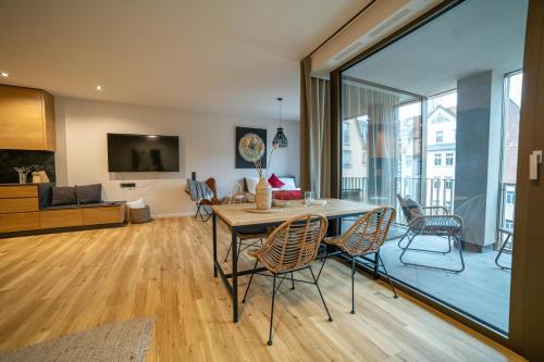 uma sala de estar com mesa e cadeiras em Anders Apartments em Jena