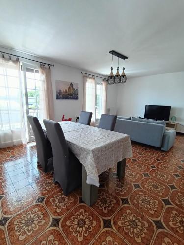 Μια τηλεόραση ή/και κέντρο ψυχαγωγίας στο Les jardins Ducarouge 2 climatisé