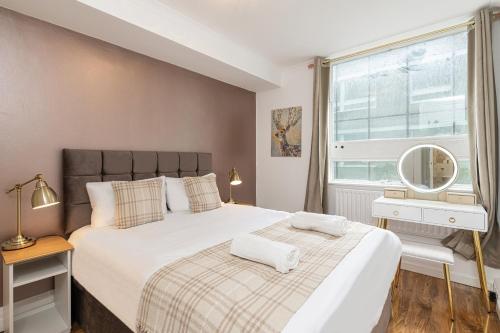 a bedroom with two beds and a window at Lovely apartment near Hyde Park & Oxford St in London