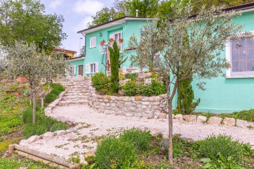 una casa blu con un sentiero in pietra davanti di Tenuta La Promessa - Irpinia a Torella deʼ Lombardi