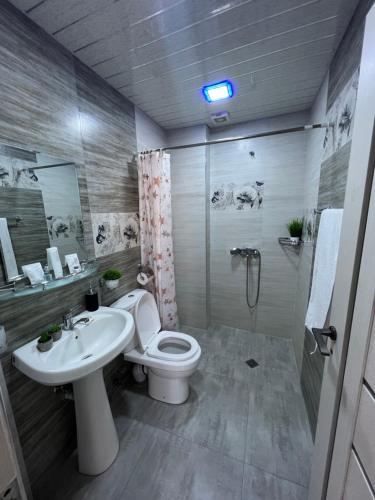 Kopalnica v nastanitvi Relaxing interior with the Best Service Self Check In