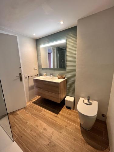 a bathroom with a tub and a toilet and a sink at Apartamento en Costamar I, 2ª Planta, 23 in Es Pujols
