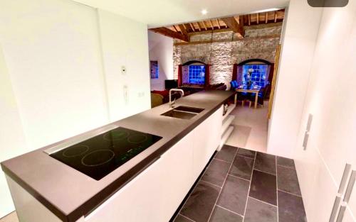 Η κουζίνα ή μικρή κουζίνα στο Royal William Yard Apartments - Large and Luxurious with Free Parking