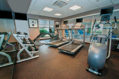 TownePlace Suites by Marriott Scranton Wilkes-Barre في Moosic: صالة ألعاب رياضية مع أجهزةالجري والألات الاوبتكال