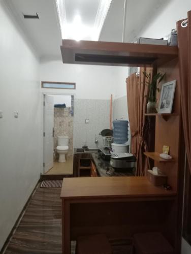 uma casa de banho com um lavatório e um WC num quarto em Homestay putih alenda em Ciwidey