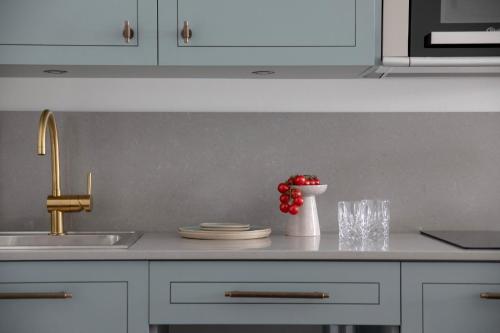 a kitchen counter with a sink and some plates and glasses at Bob W Beethoven in Bonn