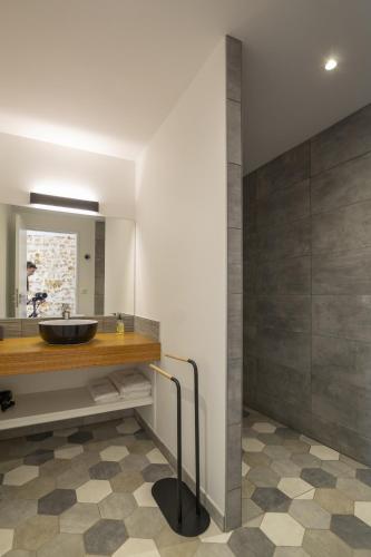 une salle de bain avec un lavabo et un miroir dans l'établissement Villa Charmante au Perigord 10p in Fouleix, Dord, à Fouleix