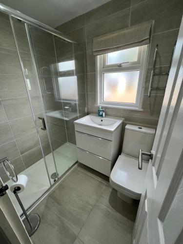 a bathroom with a toilet and a shower and a sink at 141 -Two bed Chalet on Sunbeach Holiday Park - Sleeps 6, pet friendly, FREE pool and entertainment passes included - plus WiFi with bedding and towels included - only 300m from the beach! in Scratby
