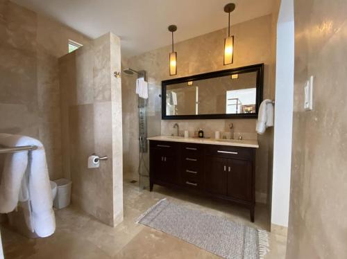 uma casa de banho com um lavatório e um espelho em Lookout em Bolans