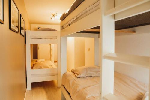 een slaapkamer met 2 stapelbedden in een kamer bij Liège City-Center TOP Duplex 8p - Pont d'Avroy in Luik