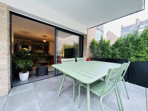 L'Hermine terrasse et parking, 500 plage