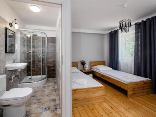 クウォツコにあるPokoje w parku i folwarku przy Pałacu Ławicaのバスルーム(ベッド1台、シャワー、シンク付)