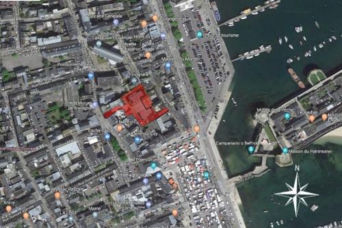 une carte d'une ville avec un port dans l'établissement L'Hermine terrasse et parking, 500 plage, à Concarneau
