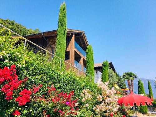 una casa con un giardino di fiori e alberi di Residence Pranterhof a Marlengo