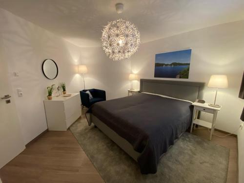Un dormitorio con una cama grande y una lámpara de araña. en Ferienhaus Eckeweg 1 en Waldeck