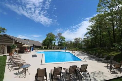 Kolam renang di atau dekat dengan Hidden Valley -1 BR w/ Loft -2 Min. walk to Pool/Ten