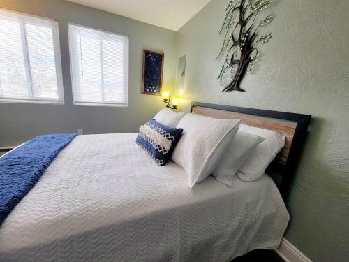 een slaapkamer met een bed met blauwe en witte kussens bij Hidden Valley -1 BR w/ Loft -2 Min. walk to Pool/Ten in Somerset