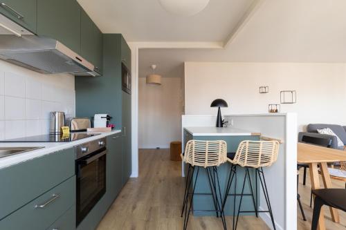 - une cuisine avec un comptoir et deux tabourets dans l'établissement DIFY Republique - Villeurbanne, à Villeurbanne