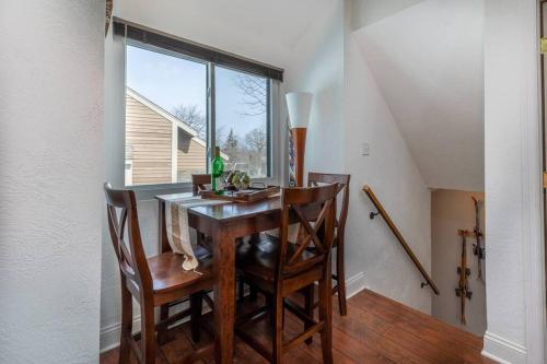 Imagen de la galería de Hidden Valley -1 BR w/ Loft -2 Min. walk to Pool/Ten, en Somerset