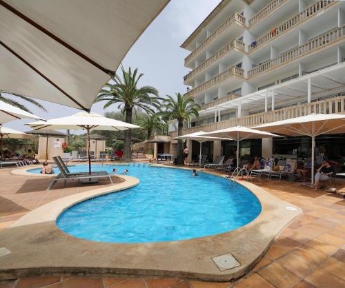 Бассейн в Hotel Apartamentos Cala Santanyi или поблизости