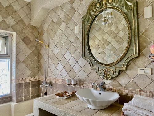 baño con lavabo y espejo en la pared en England Castle B&B, en Wujie