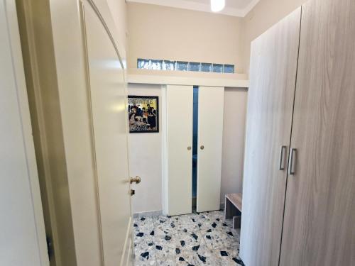 korytarz z drzwiami prowadzącymi do pokoju w obiekcie Il Giardino Degli Iris w mieście Alghero