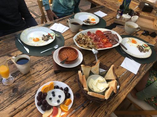 サン・フェリウ・デ・ギホルスにあるFamily B&B HomefromHomeesの食べ物の皿が置かれた木製のテーブル