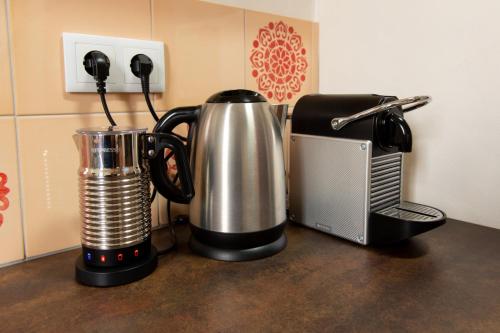 a coffee maker and a toaster on a counter at Quinta dos Pernobes in Arelho