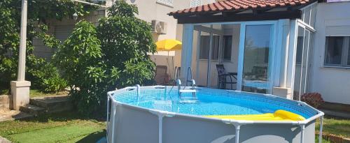 uma piscina no quintal de uma casa em Avocado Apartment em Dubrovnik