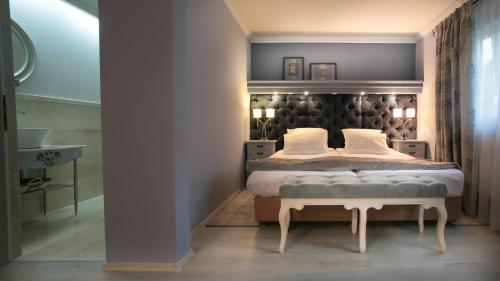 a bedroom with a bed with a headboard at Cincis by the Lake in Cinciş