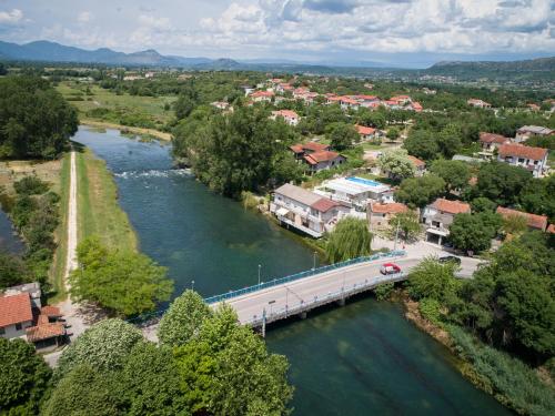 una vista aérea de un río con un puente en Sunset view, en Veliki Humac